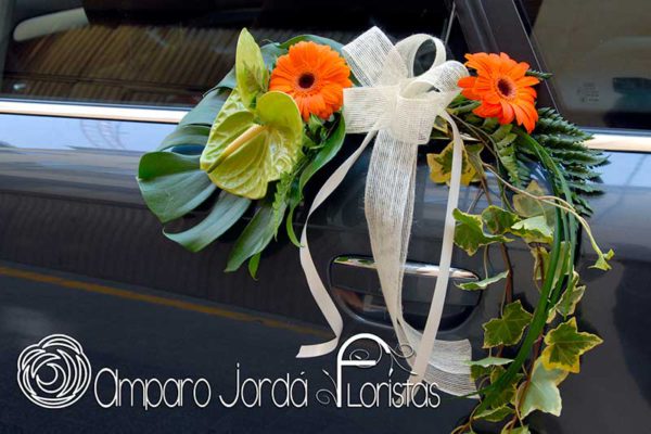 Flores coche de boda rústico